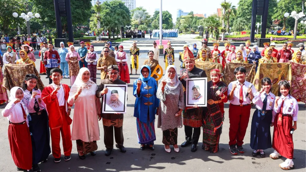 Upacara HGN 2025 di Surabaya Dipimpin Langsung Mendikdasmen, Komitmen Kesejahteraan dan Perlindungan Guru Diperkuat